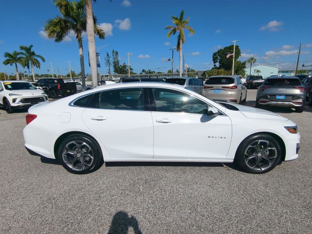 2023 Chevrolet Malibu 1LT photo 2