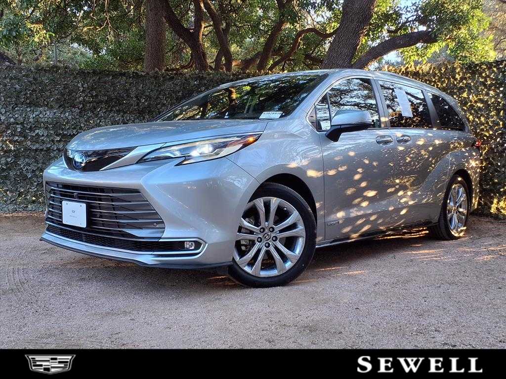 2021 Toyota Sienna Platinum's photo