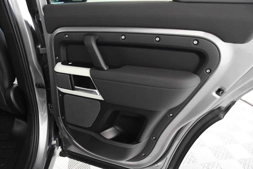 2023 Land Rover Defender 110 SE photo 21