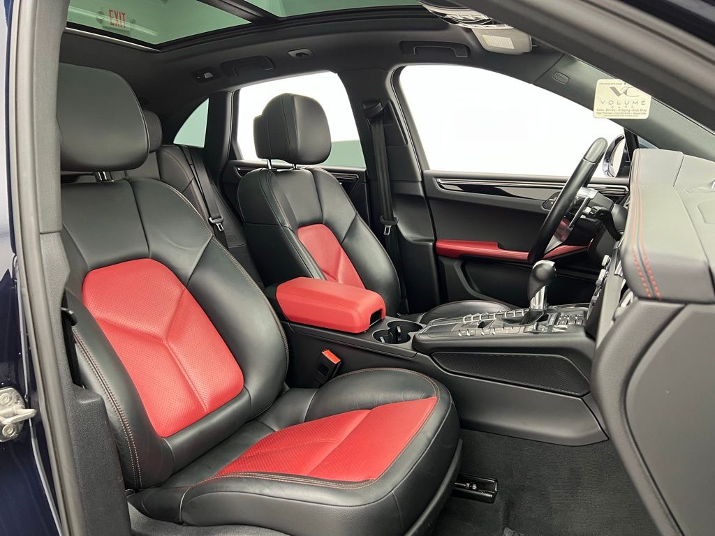 2021 Porsche Macan Base photo 28