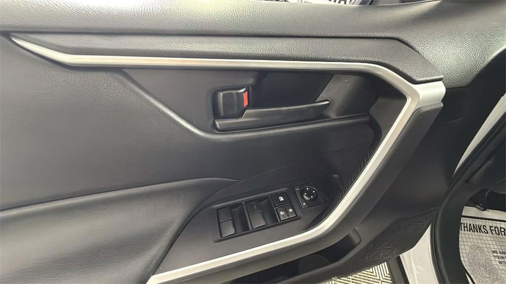 2022 Toyota RAV4 LE photo 22