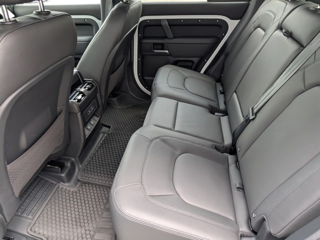 2025 Land Rover Defender 110 X-Dynamic SE photo 29
