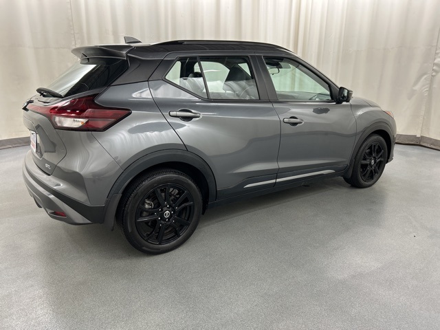 2021 Nissan Kicks SR photo 3