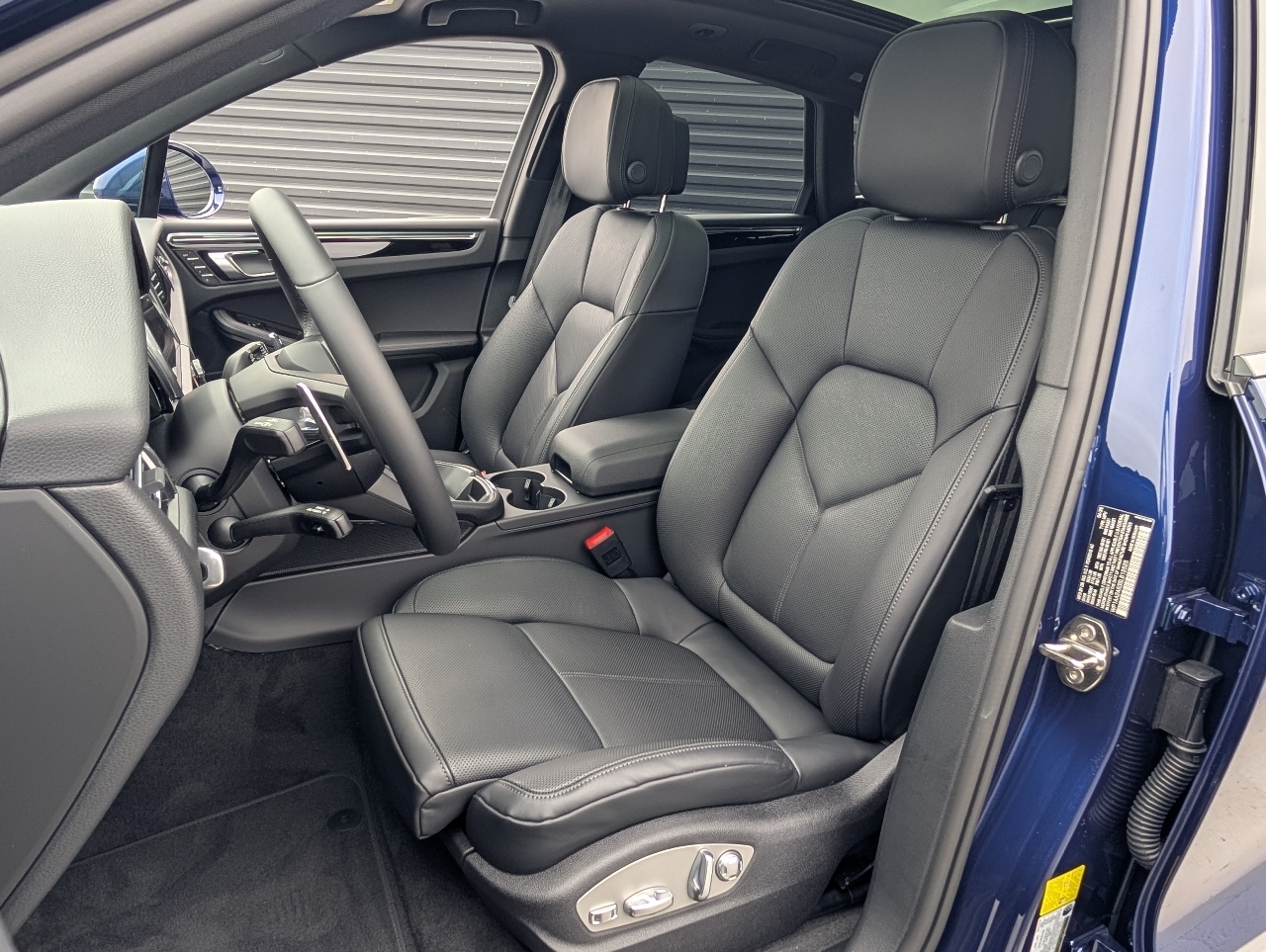 2025 Porsche Macan T photo 5