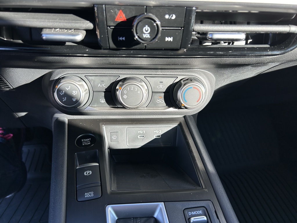 2025 Nissan Kicks SV photo 17