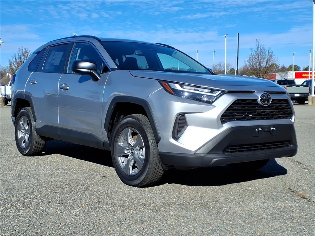 2025 Toyota RAV4 LE's photo