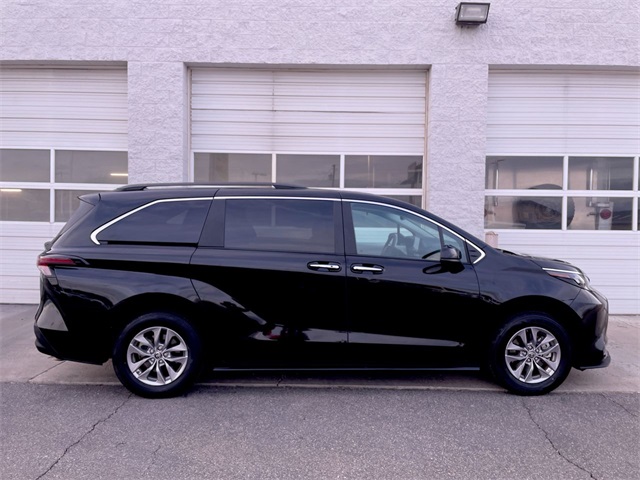 2025 Toyota Sienna XLE's photo