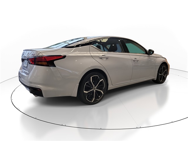 2025 Nissan Altima SR photo 4
