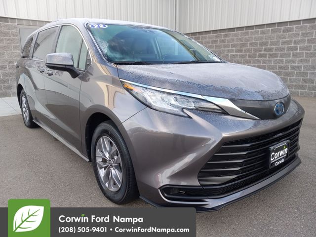 2022 Toyota Sienna LE's photo