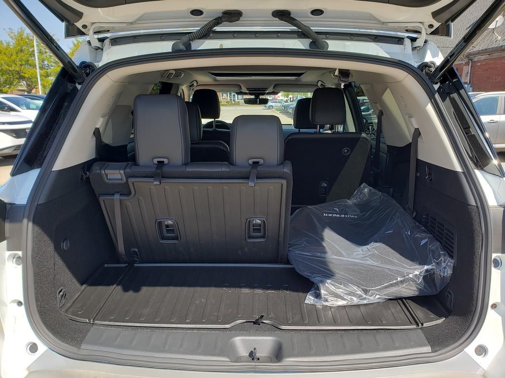 2025 Nissan Pathfinder Platinum photo 2