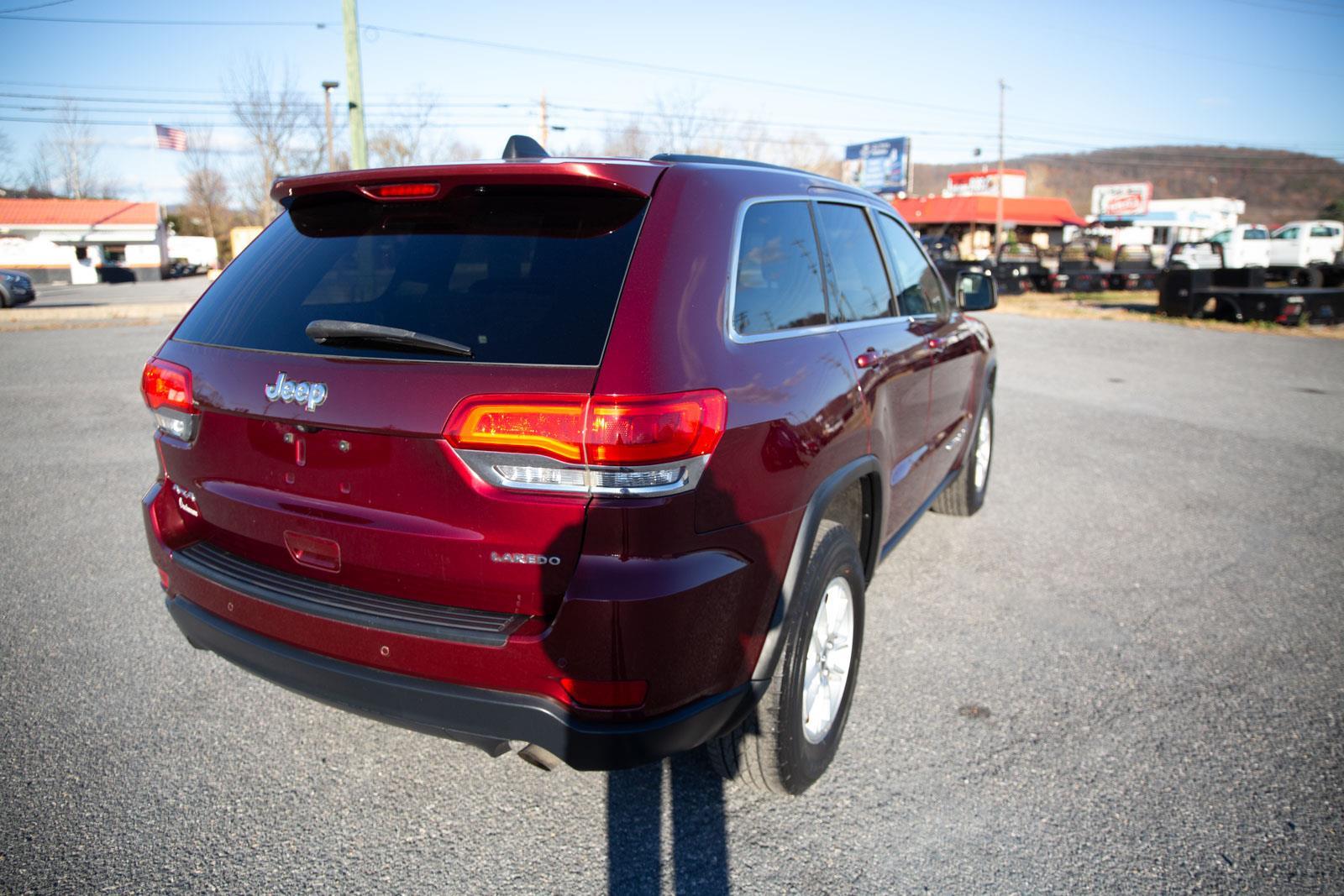 2018 Jeep Grand Cherokee Laredo photo 3