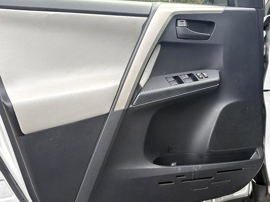 2015 Toyota RAV4 LE photo 15