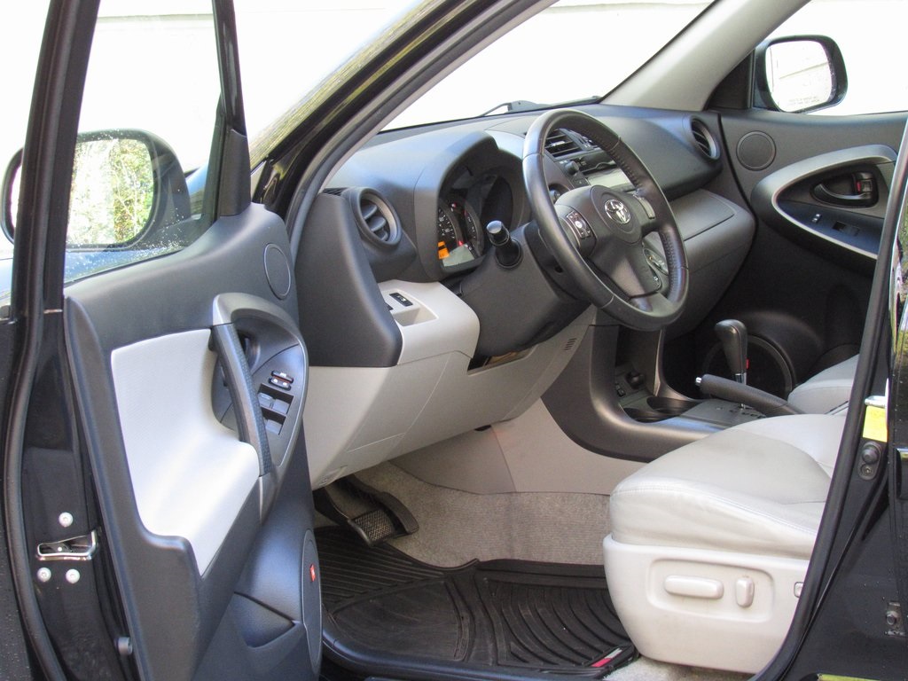 2011 Toyota RAV4 LE photo 10
