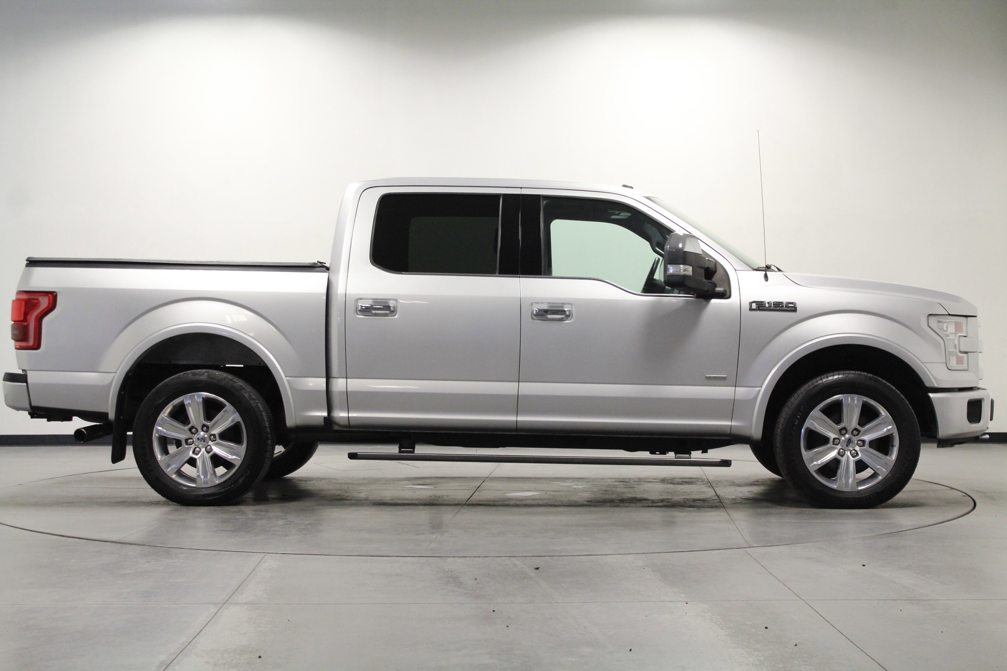 2016 Ford F-150 Platinum photo 2