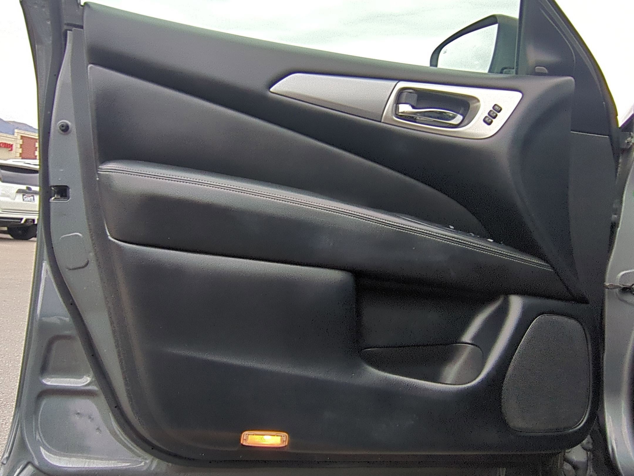 2019 Nissan Pathfinder SL photo 11