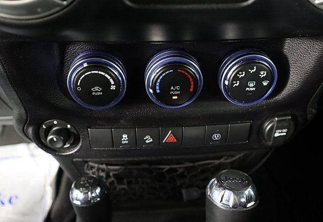 2015 Jeep Wrangler Unlimited Rubicon photo 29