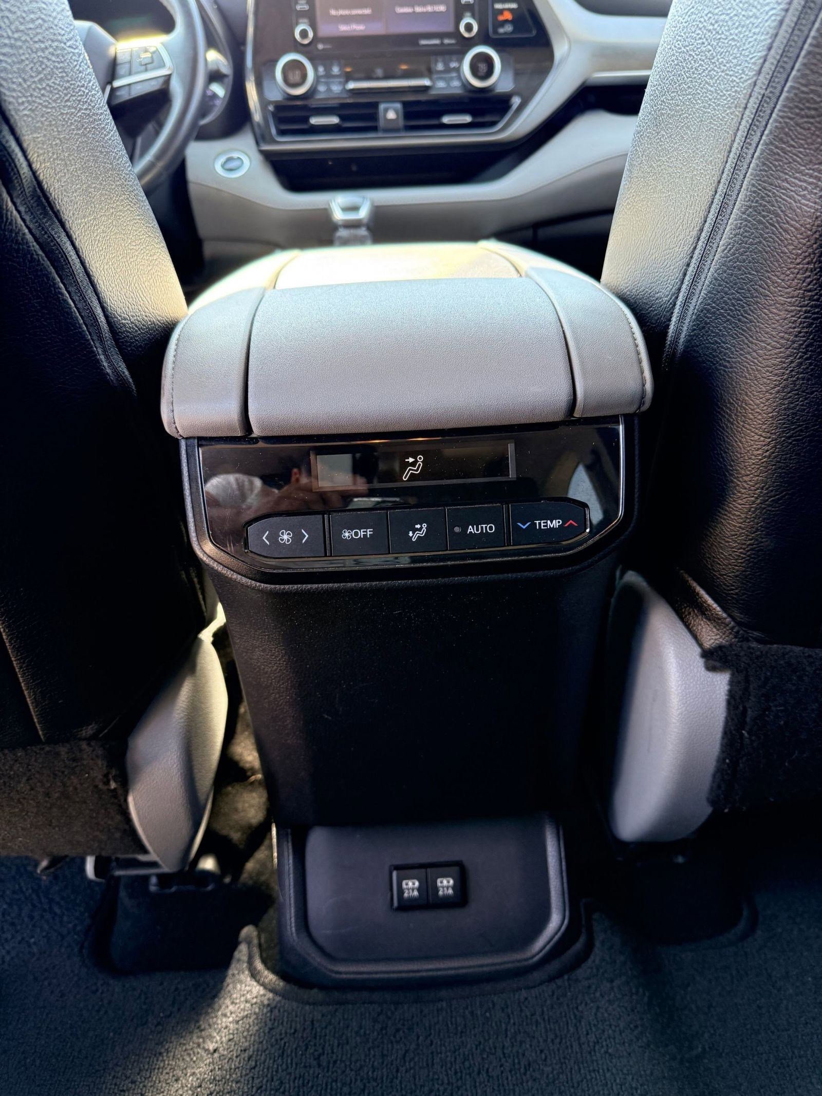 2020 Toyota Highlander LE photo 23