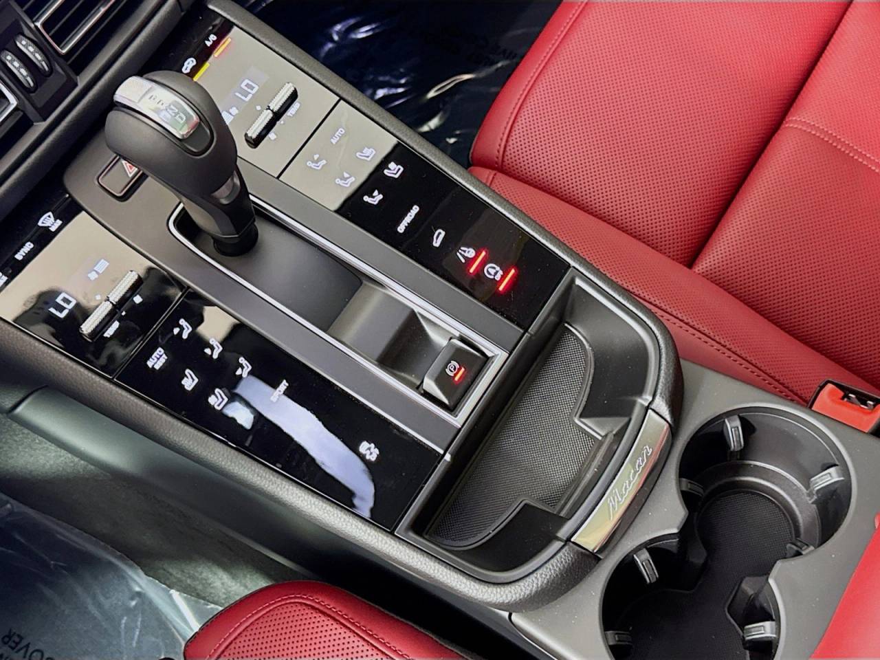2025 Porsche Macan T photo 18