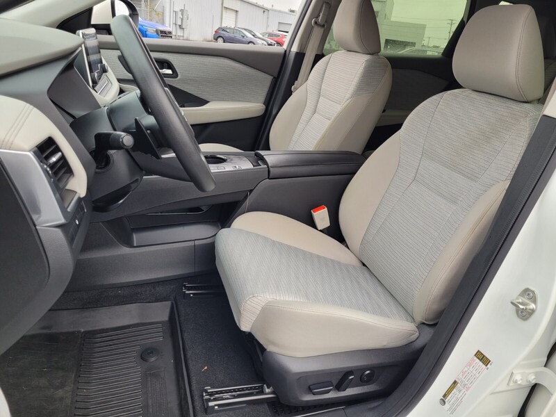 2023 Nissan Rogue SV photo 2