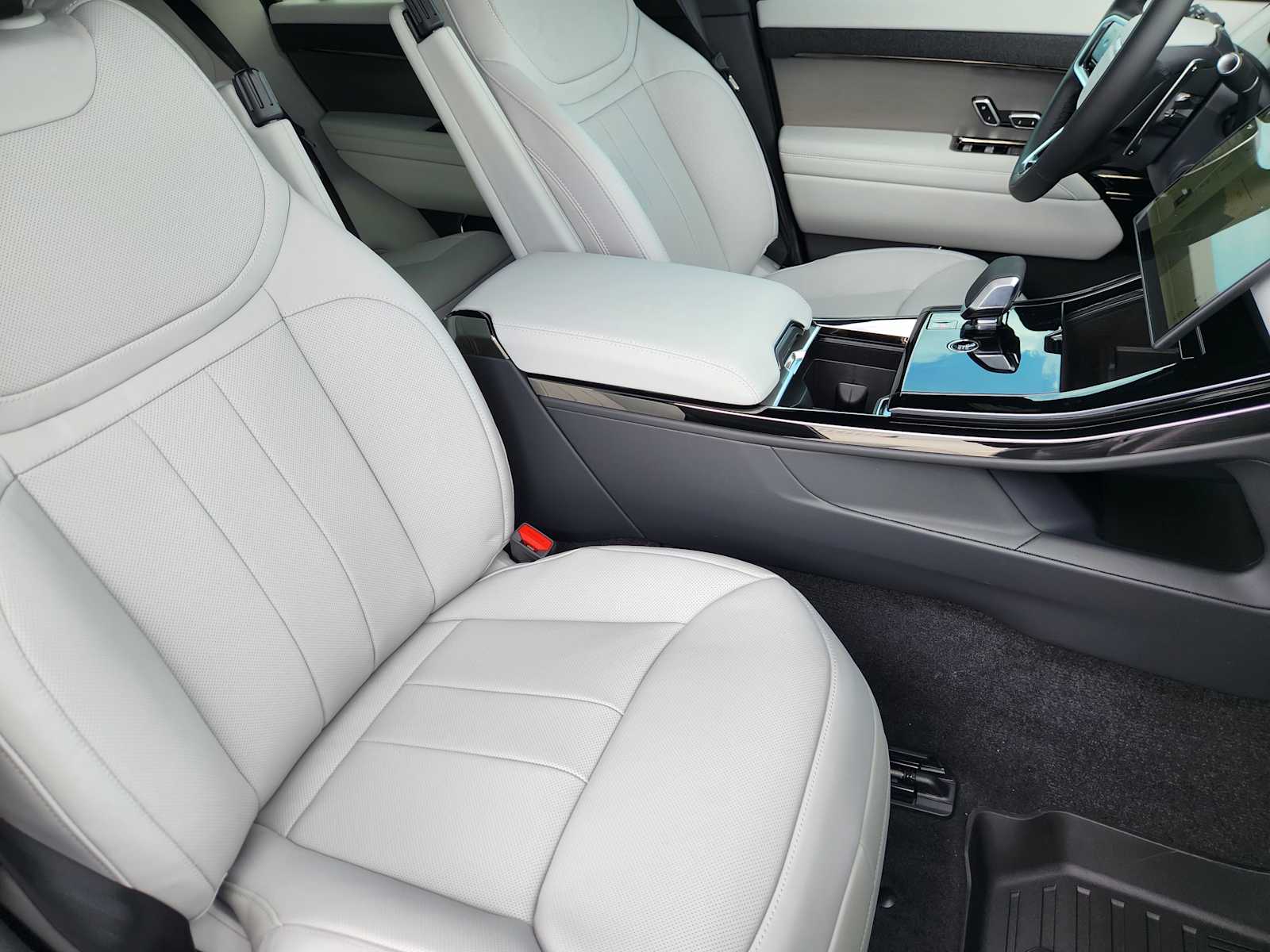2025 Land Rover Range Rover Sport SE photo 11