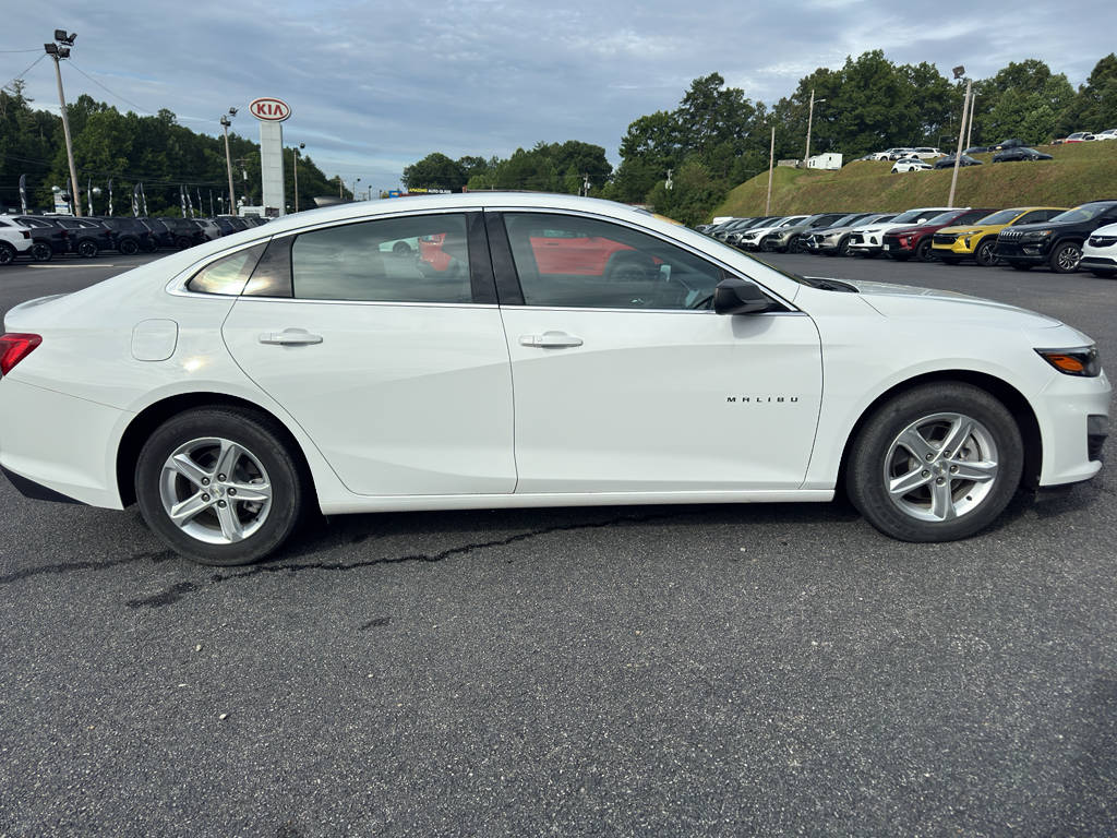 2022 Chevrolet Malibu LS photo 2