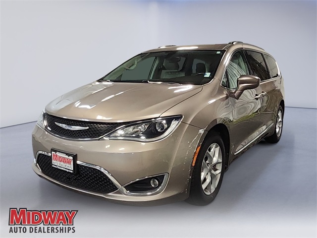 2017 Chrysler Pacifica Touring-L's photo