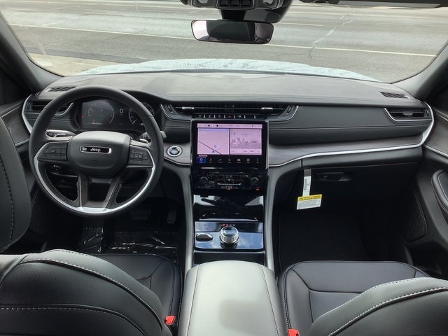 2025 Jeep Grand Cherokee Limited photo 3