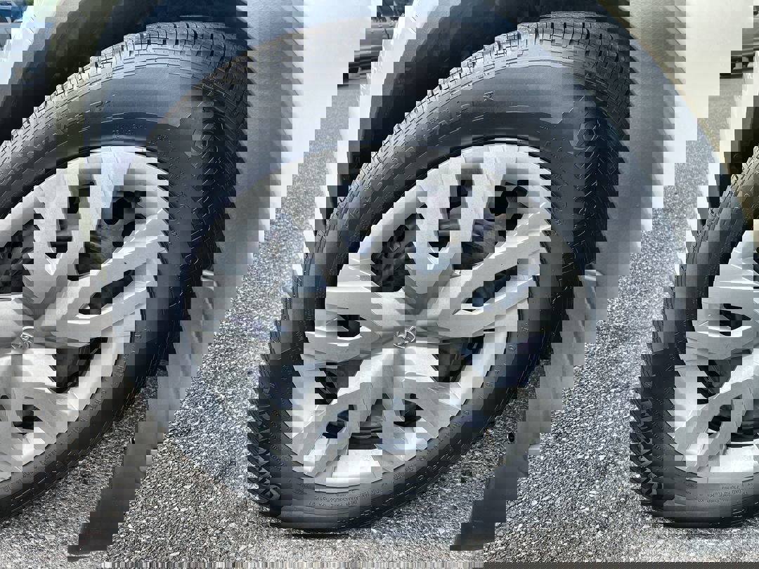 2021 Toyota C-HR LE photo 11