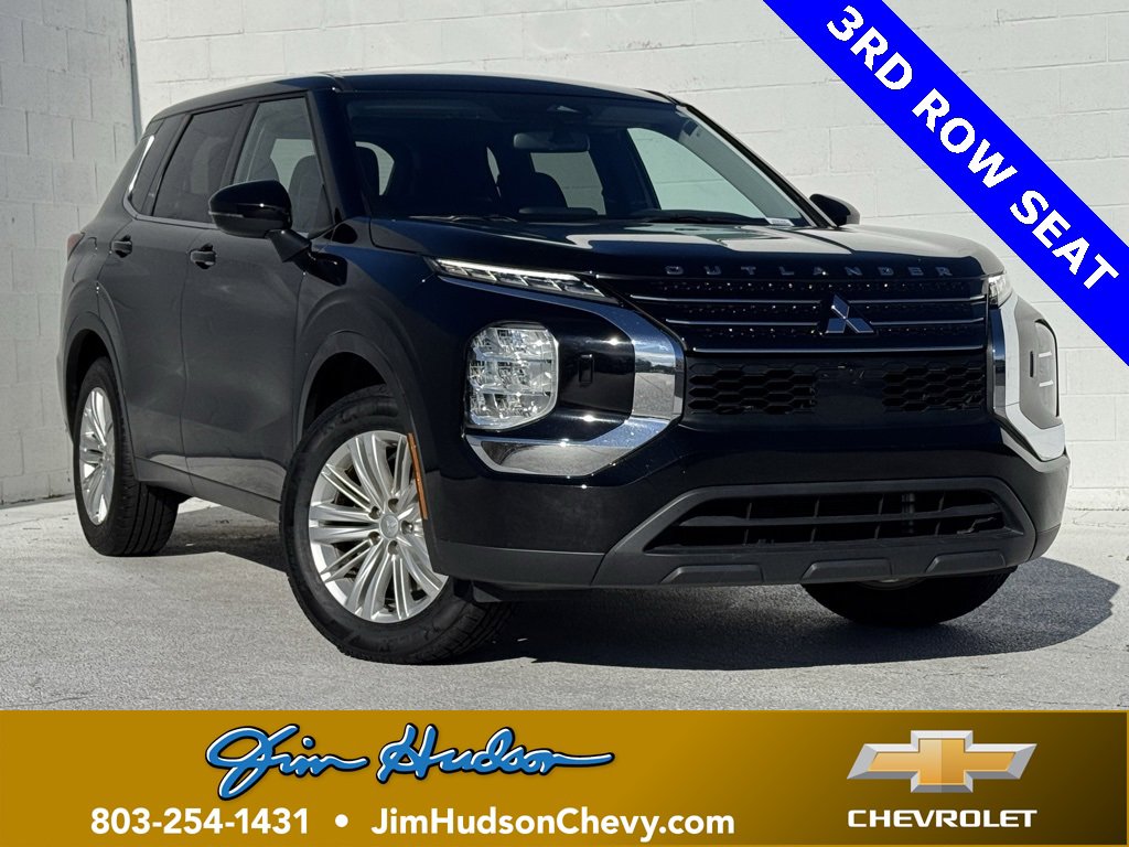 2024 Mitsubishi Outlander ES's photo