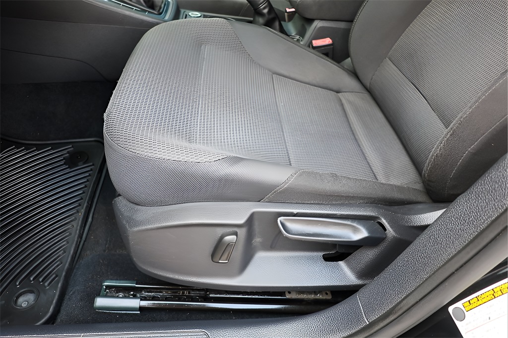 2017 Volkswagen Golf Wolfsburg Edition photo 17
