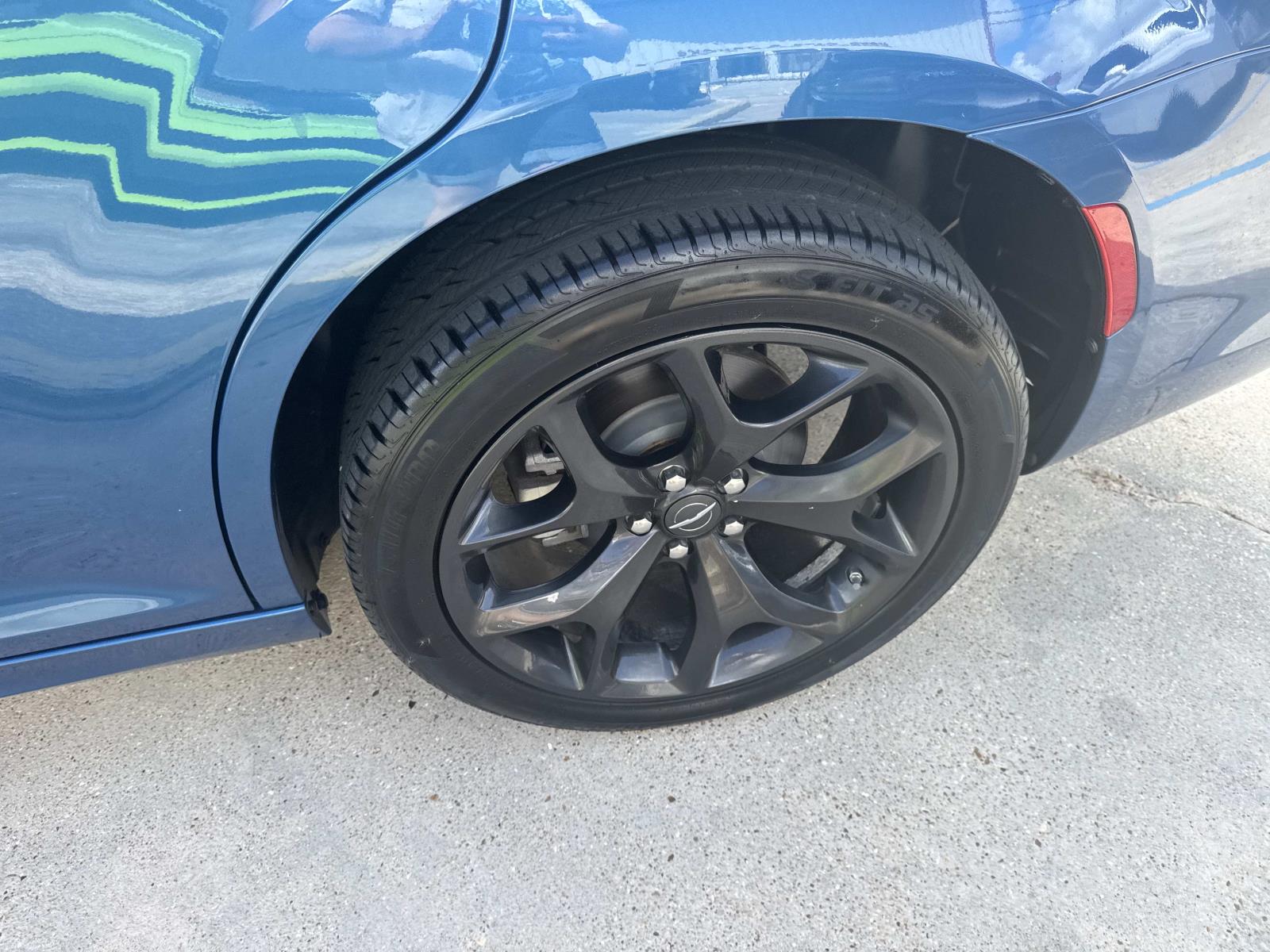 2023 Chrysler 300 Touring L photo 4