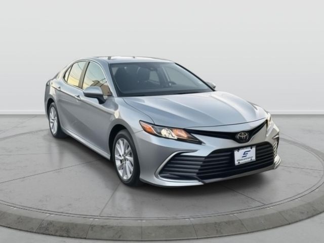 2023 Toyota Camry LE's photo