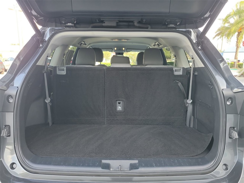 2022 Toyota Highlander LE photo 11
