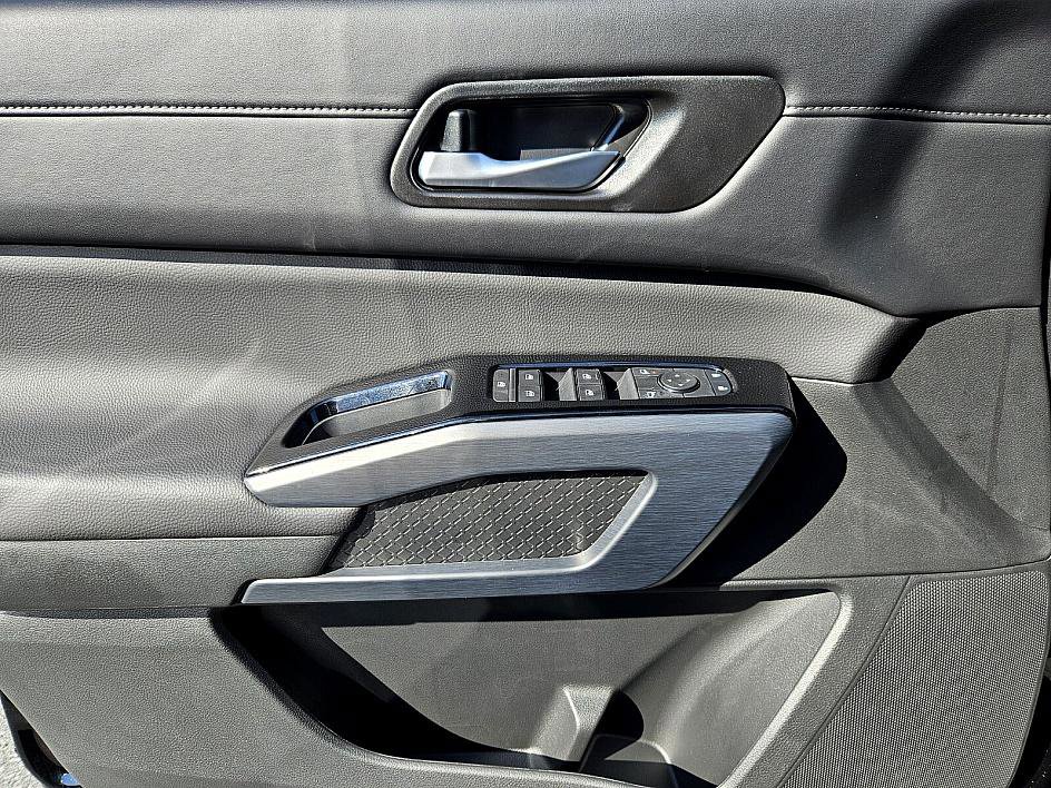 2025 Nissan Pathfinder SL photo 28