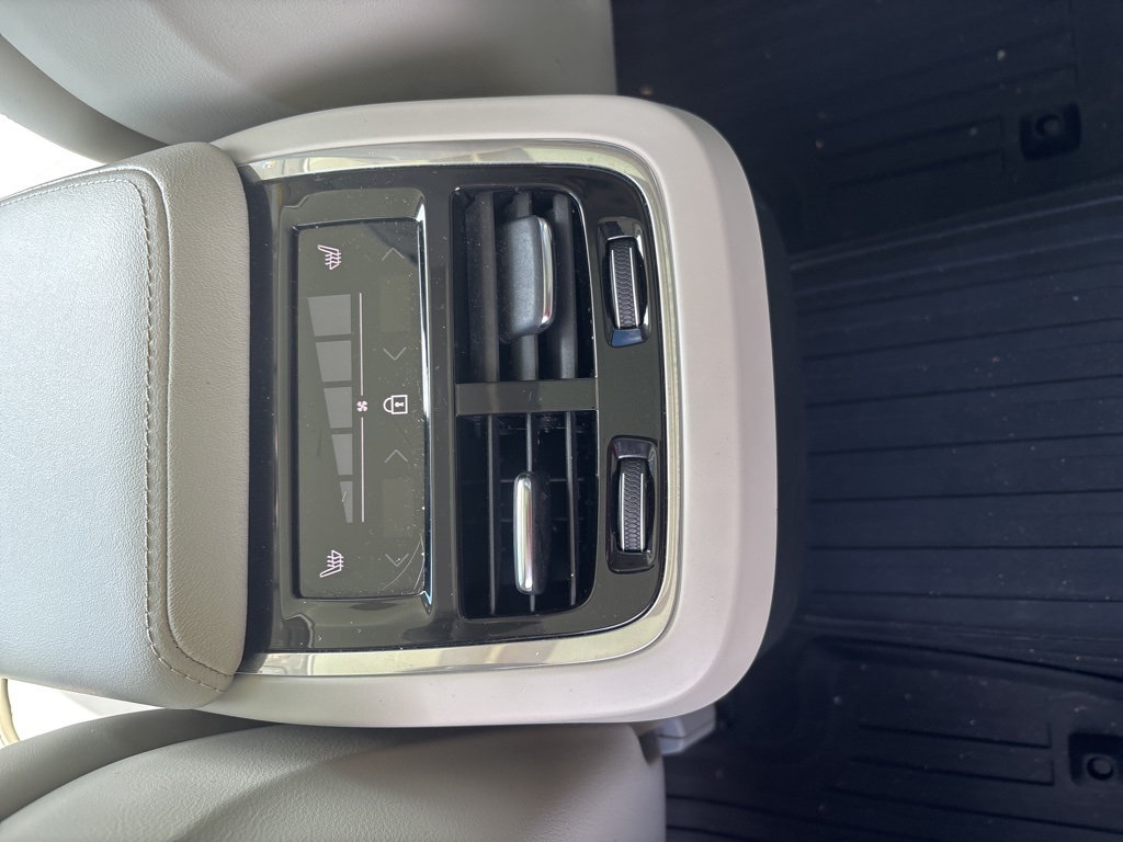 2022 Volvo XC60 B5 Inscription photo 45