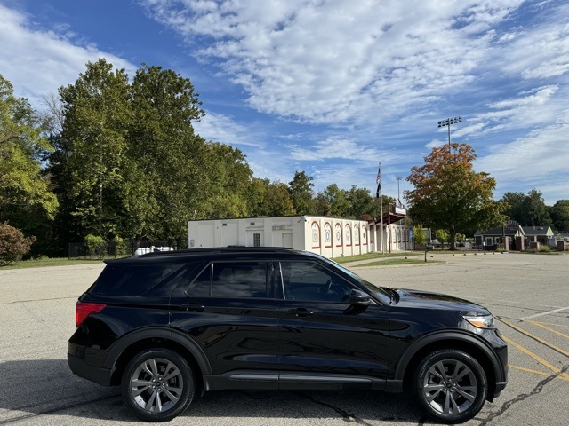 2023 Ford Explorer XLT photo 2