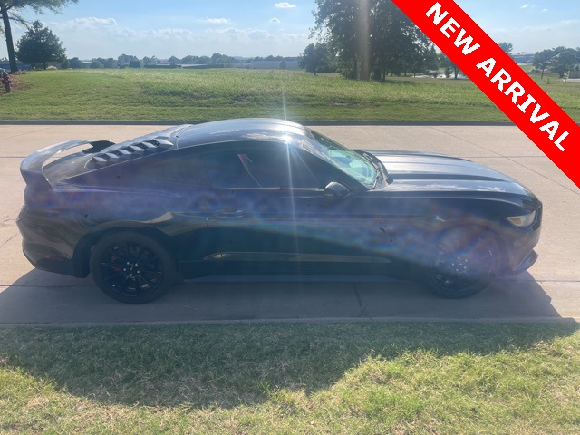 2017 Ford Mustang V6 photo 3