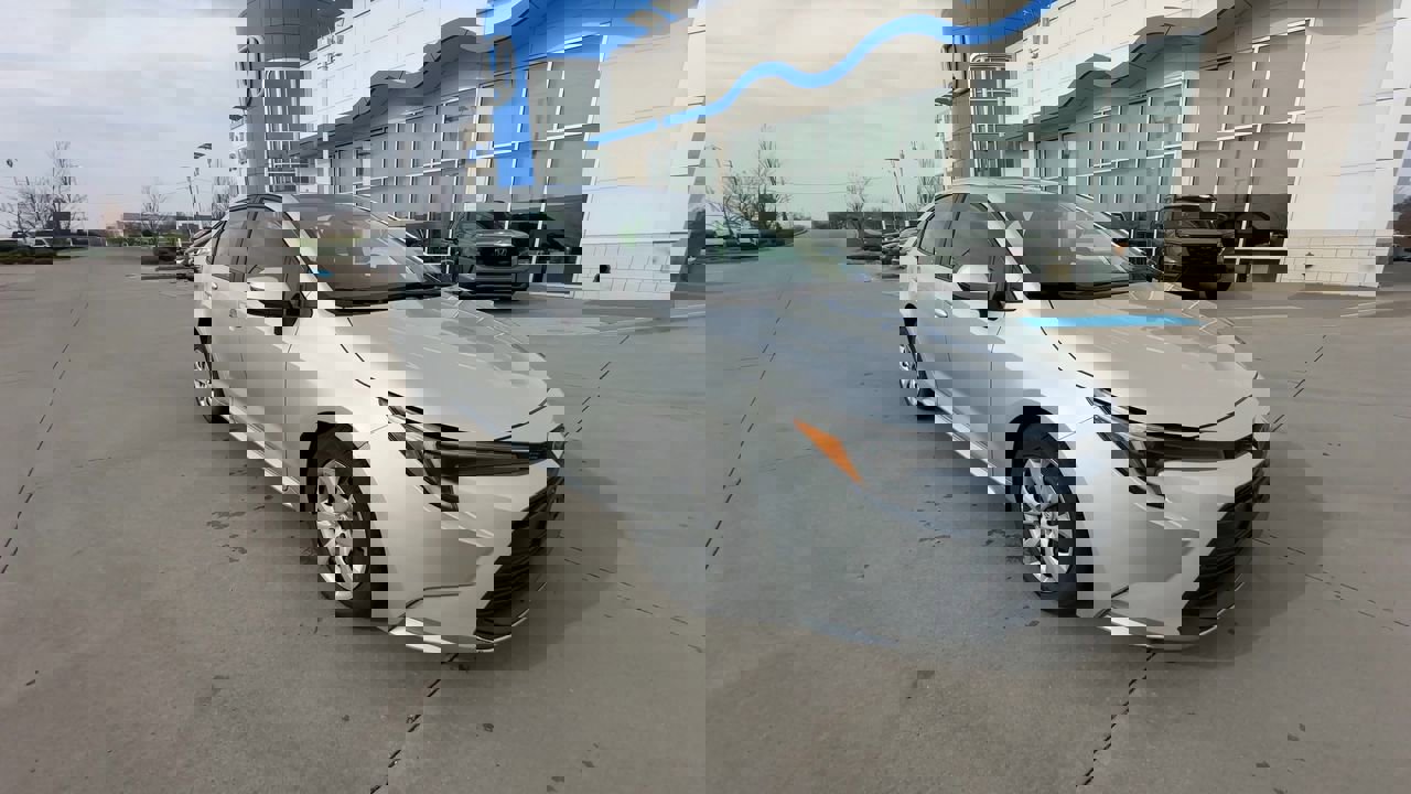 Used 2023 Toyota Corolla LE with VIN JTDBCMFE3PJ009242 for sale in Kansas City