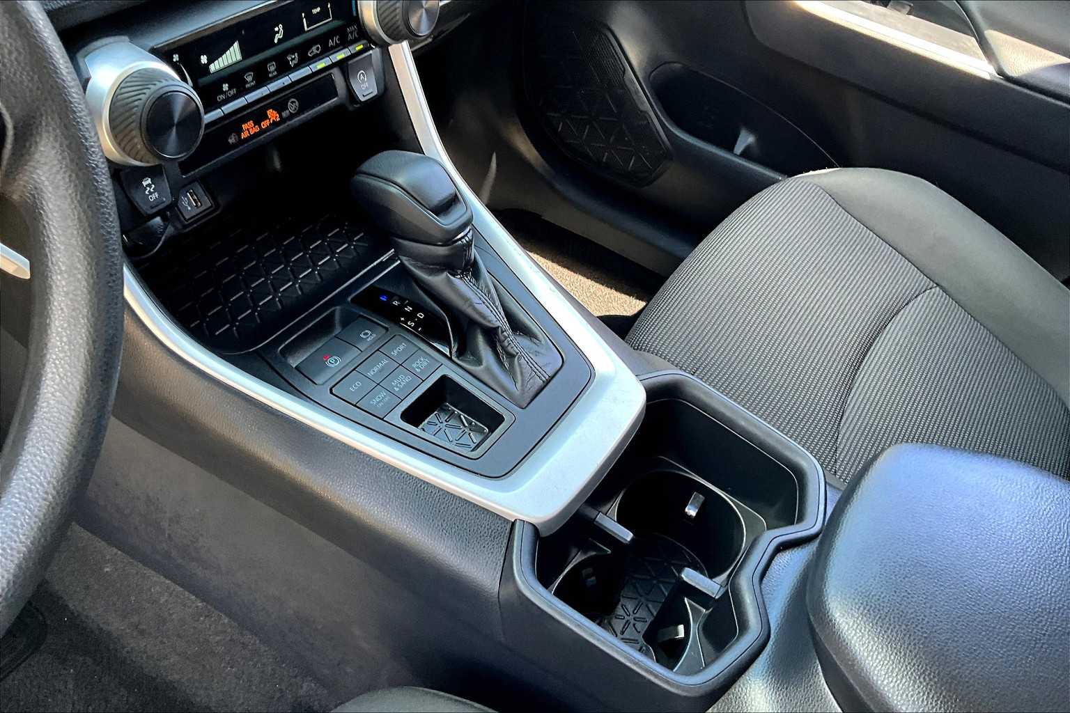 2024 Toyota RAV4 LE photo 16