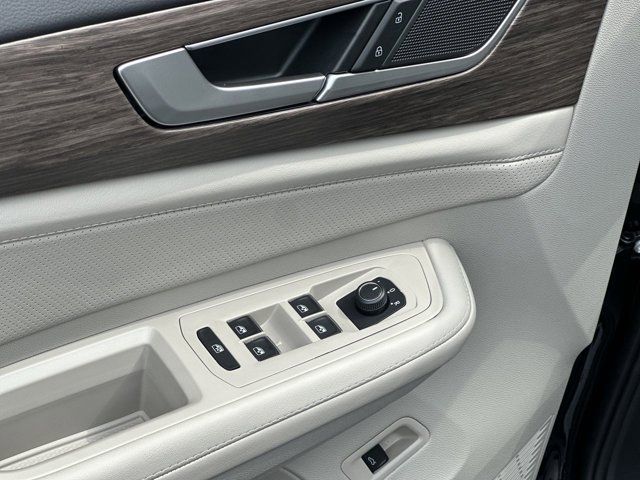 2026 Volkswagen Atlas SEL photo 5