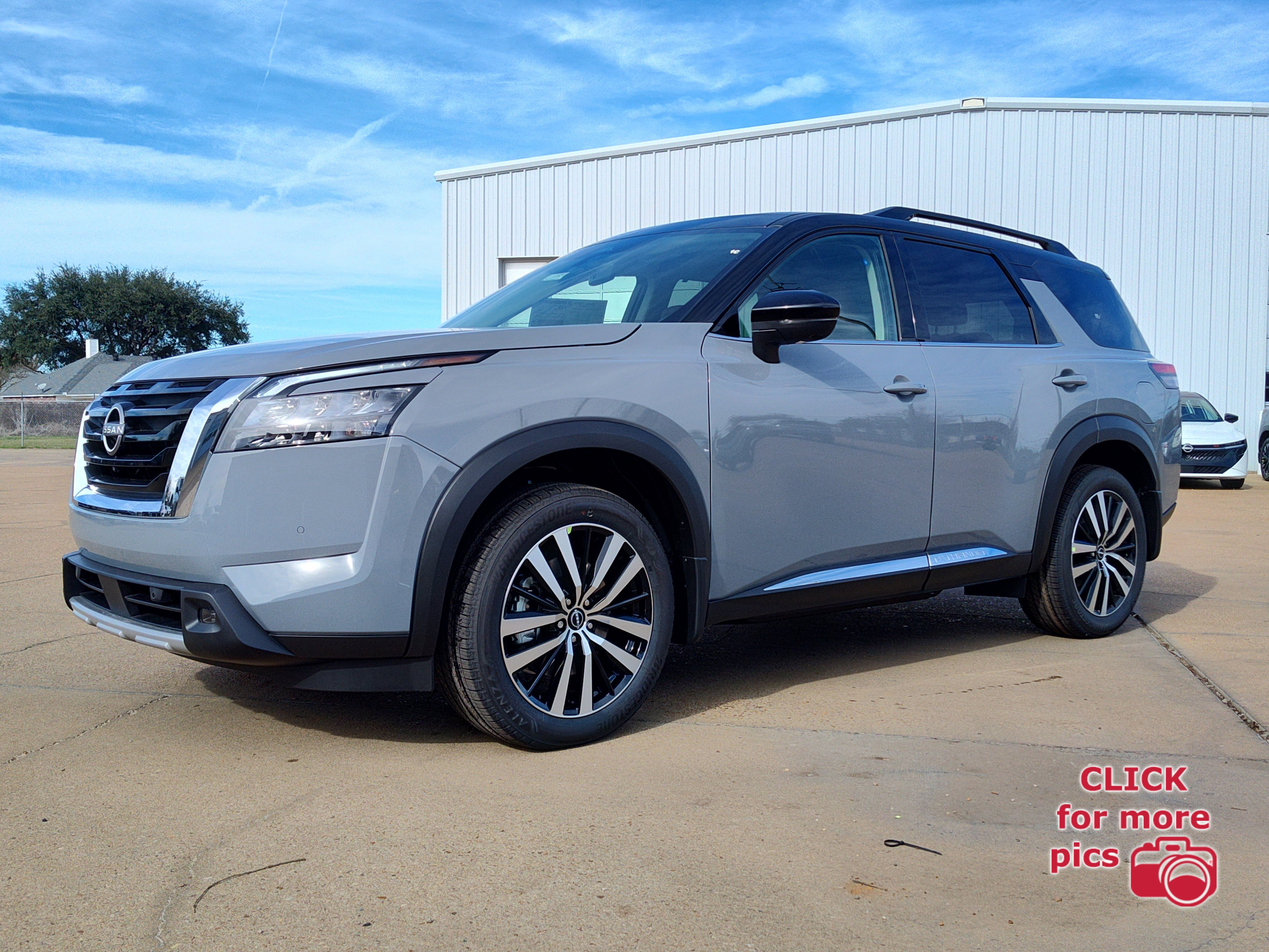 2025 Nissan Pathfinder Platinum's photo