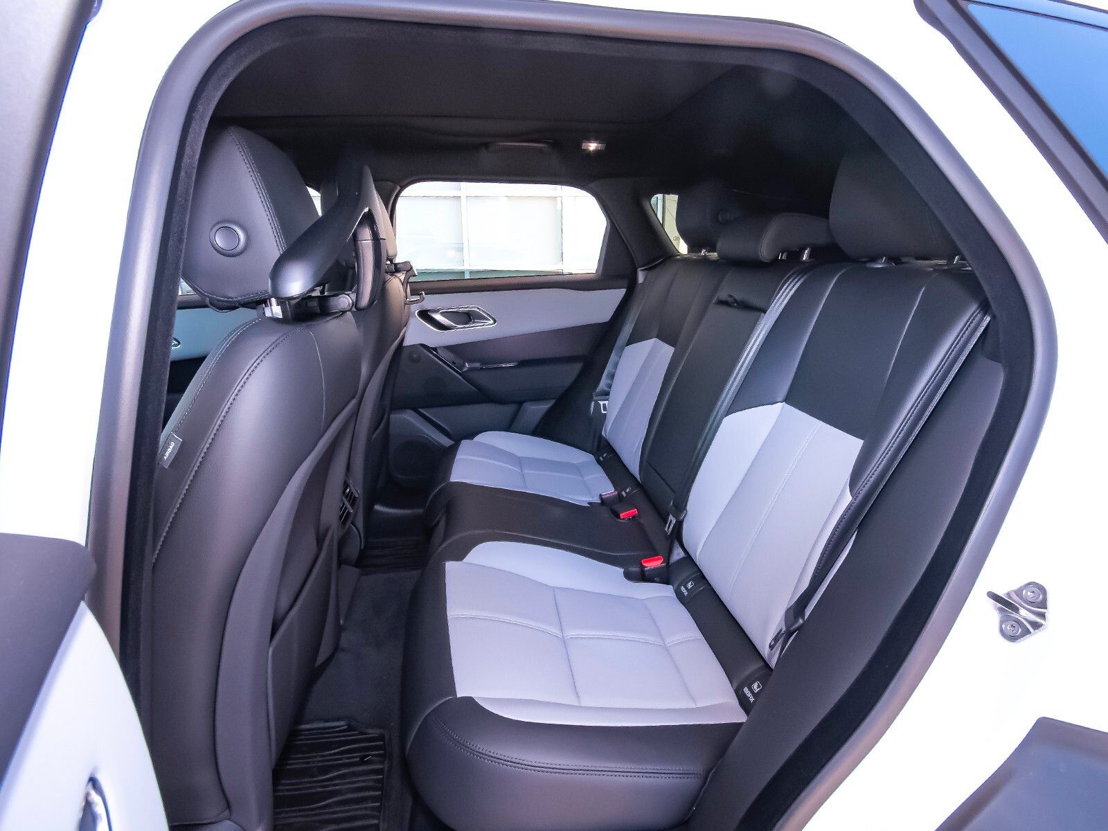 2026 Land Rover Range Rover Velar SE photo 43