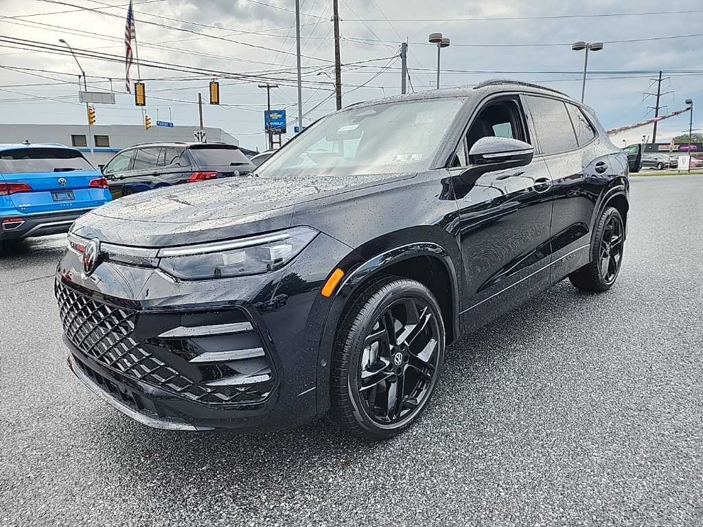 2025 Volkswagen Tiguan SE R-LINE BLACK's photo