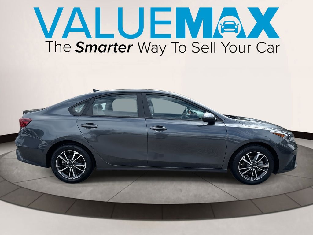 2022 Kia Forte LXS photo 2