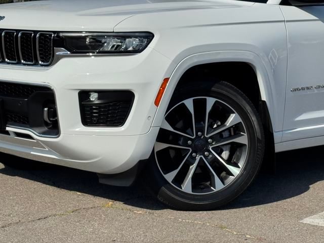 2023 Jeep Grand Cherokee Overland photo 2