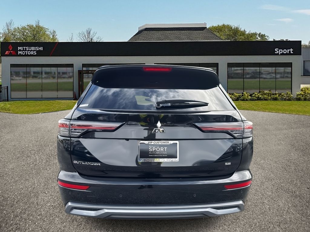2025 Mitsubishi Outlander SE photo 4