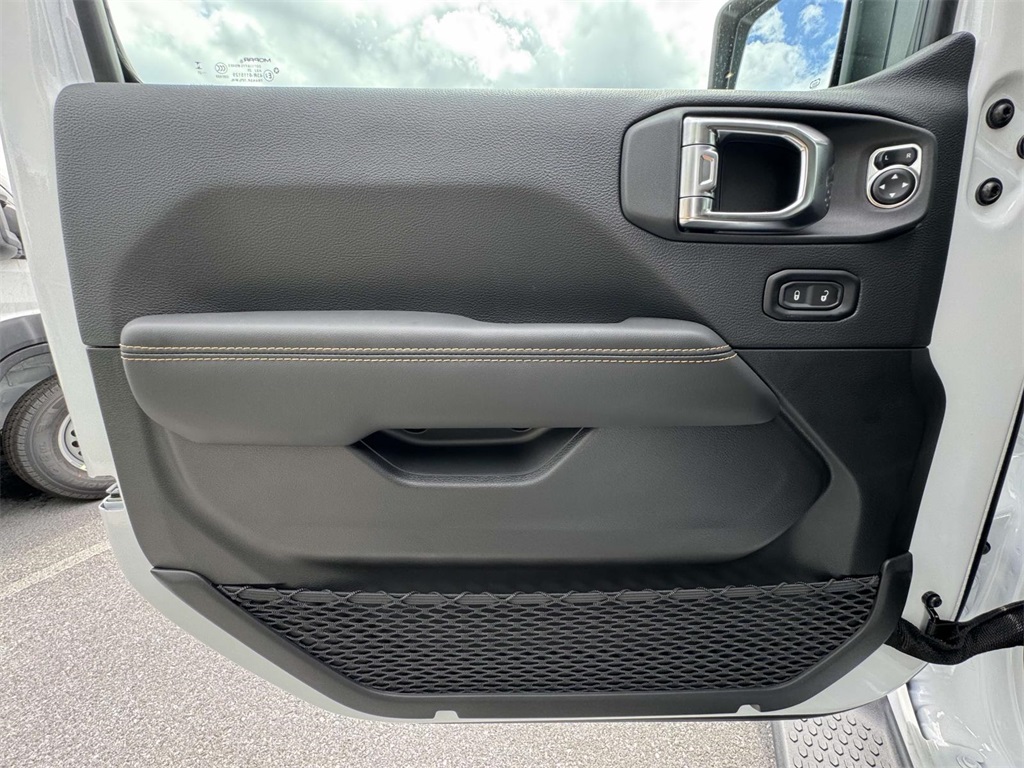 2025 Jeep Wrangler Sahara photo 24