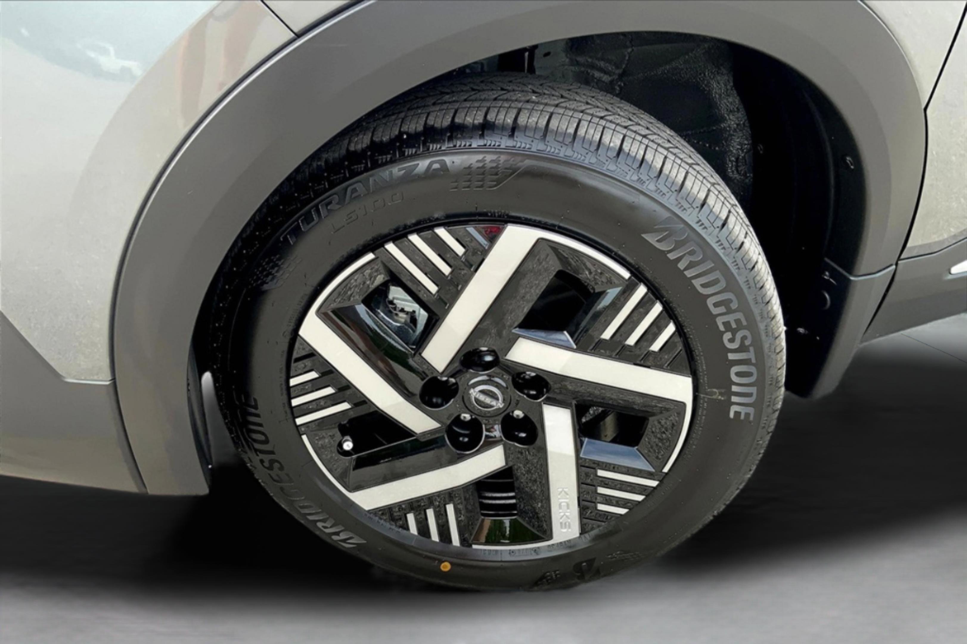 2025 Nissan Kicks SV photo 10
