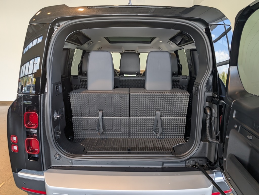 2025 Land Rover Defender 110 S photo 4