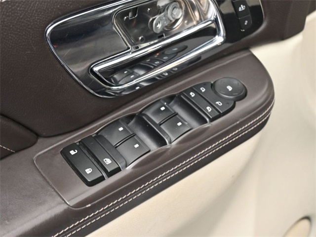 2012 Cadillac Escalade Platinum photo 11